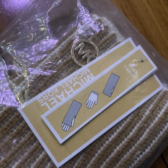 Michael Kors 3 in 1 Fisherman’s Knit Gloves - Picture 3 of 3